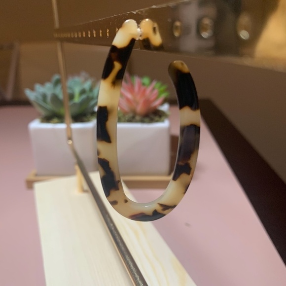 SALE💚 any 3 for $18 💚
U Shape Acrylic Tortoise Hoops Earrings - Picture 5 of 5